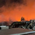 Más de cien camiones cisternas fueron utilizados para sofocar el incendio en el patio de desechos Recimara