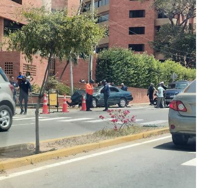 Se estrelló vehículo contra la cerca de un edificio en El Milagro