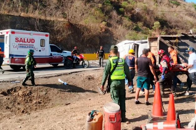 Quince trabajadores heridos tras vuelco de un camión 350 en la Autopista Regional del Centro