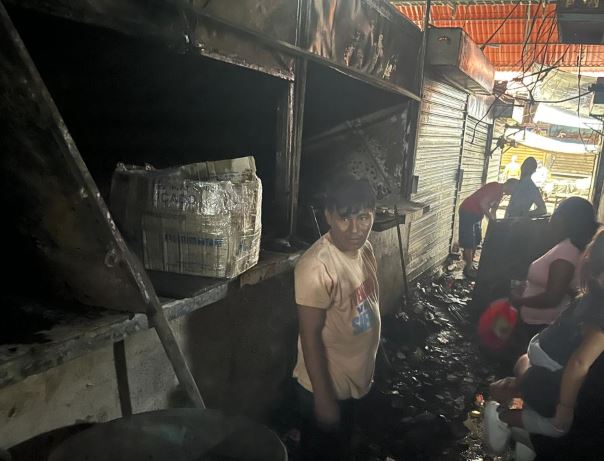 PÉRDIDA TOTAL por voraz incendio de dos locales en el mercado Las Pulgas