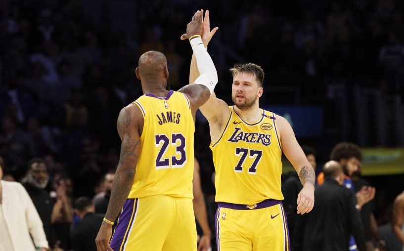 Lakers remontó ante los Knicks con la combinación de LeBron y Doncic