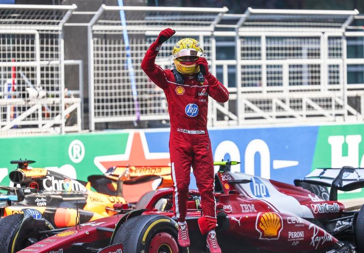 Lewis Hamilton celebró su primer triunfo con Ferrari