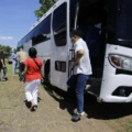 Trasladan a migrantes deportados de EEUU a Panamá a un nuevo albergue 