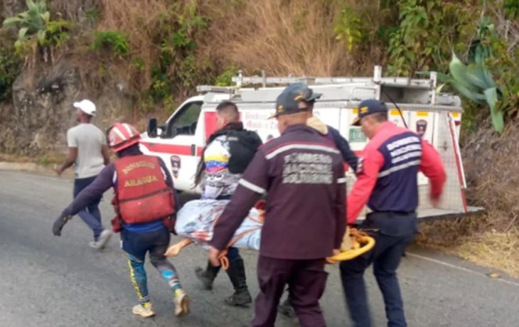 Cuatro familiares muertos y tres heridos al volcarse una camioneta vía a La Colonia Tovar