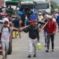 Arroceros colombianos en huelga bloquean carretera en la zona de frontera con Venezuela