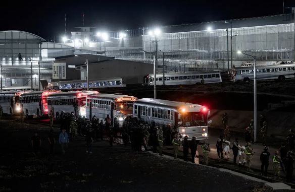 La Casa Blanca desacató orden de juez federal y los vuelos de deportación continúan