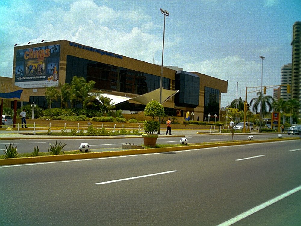 Joven se lanza del último piso de un centro comercial en Maracaibo