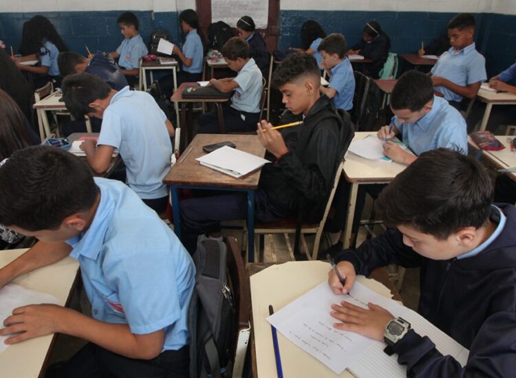 El 70 % de los alumnos de educación básica y media están 