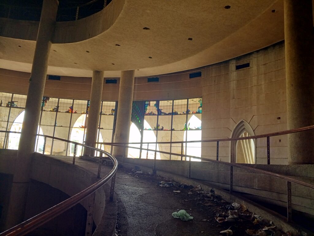 Al interior de la destruida Ciudad de Dios