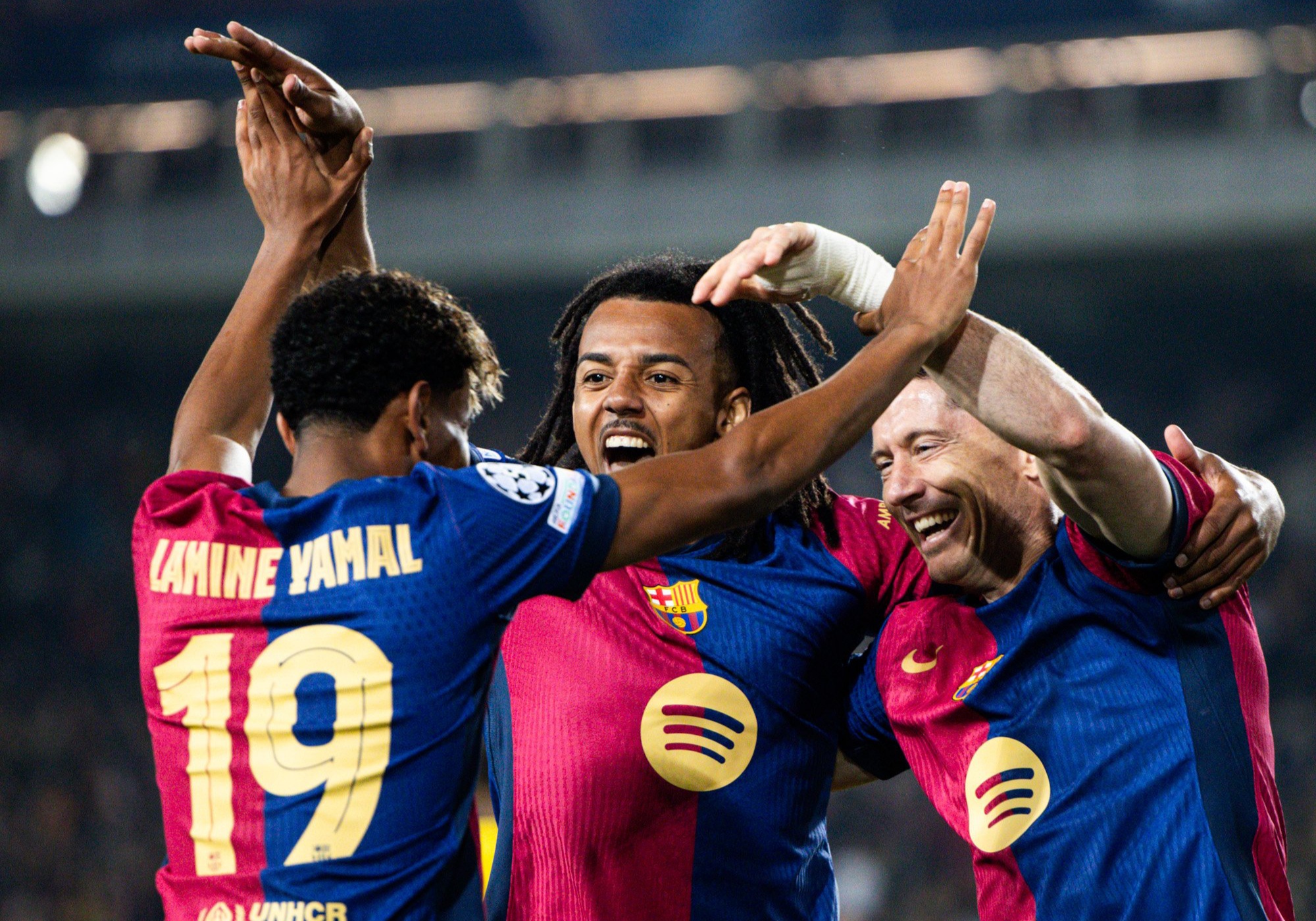 Barcelona vapuleó a Borussia Dortmund y tiene pie y medio en semifinales de Champions League