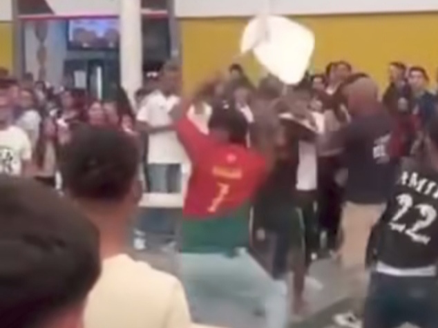 Volaron sillas entre madridistas y barcelonistas en Costa Mall al terminar la final de la Copa del Rey