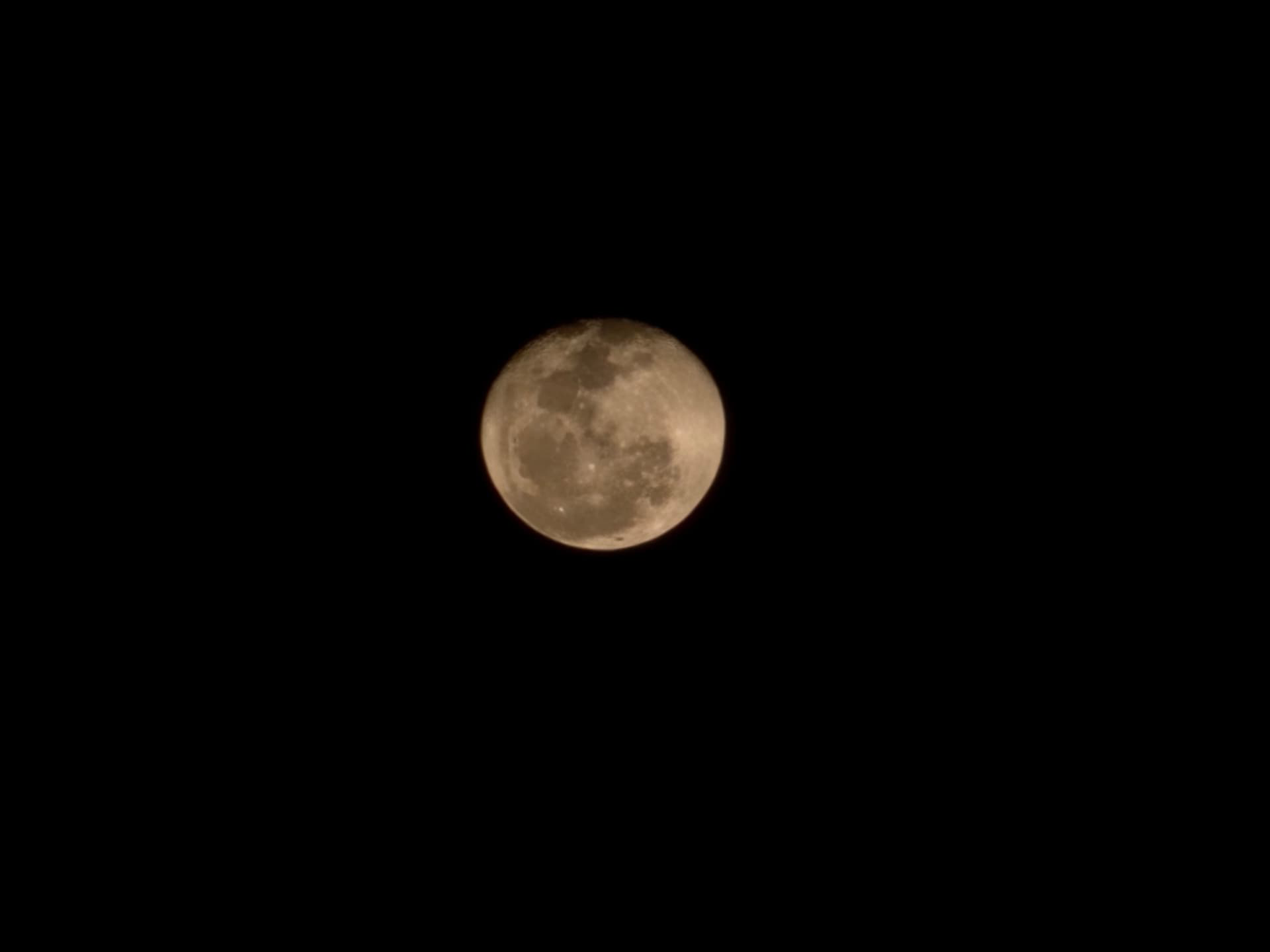 La Luna cautiva a los marabinos con su belleza este lunes