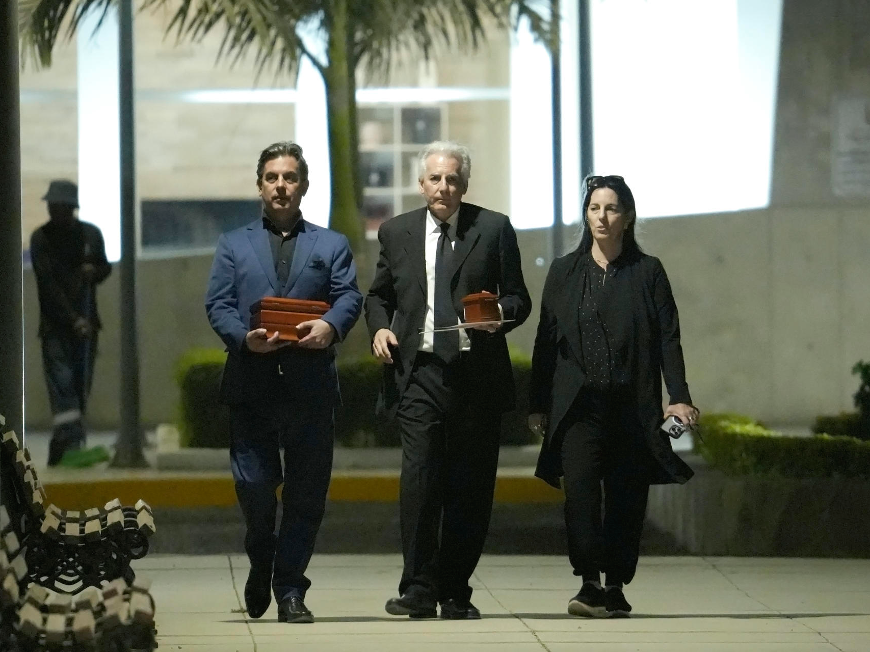 Restos de Mario Vargas Llosa son cremados y entregados a sus tres hijos