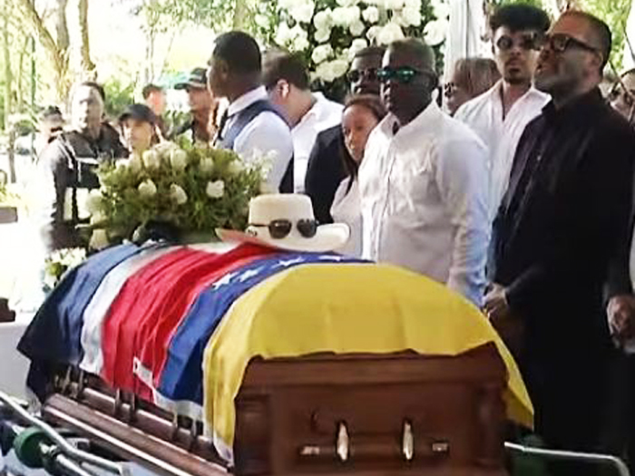 Así despiden a Rubby Pérez, el féretro lleva las dos banderas, la dominicana y la venezolana, rumbo al cementerio Puertas del Cielo