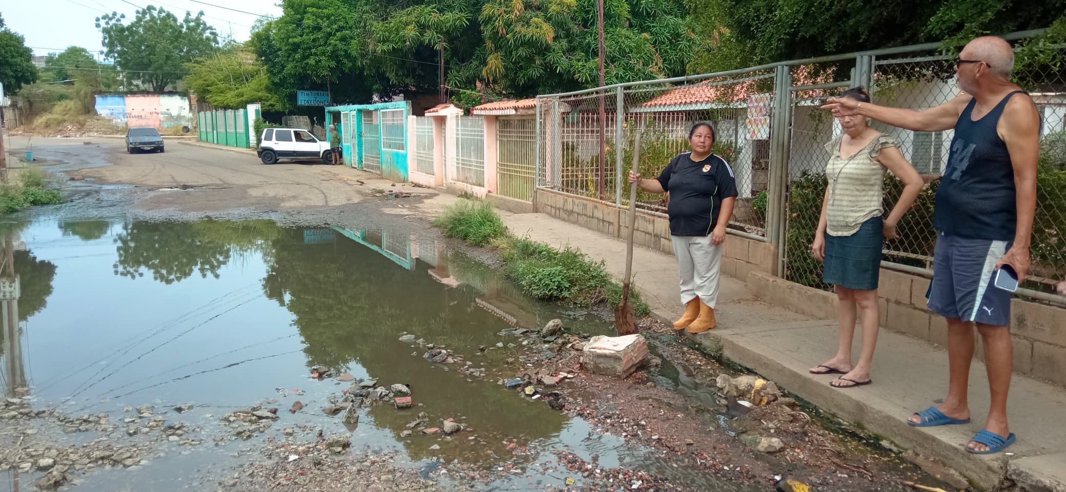 Al cumplir año y medio un bote de aguas negras: Ocho familias del sector Los Lirios abandonan sus casas inundadas