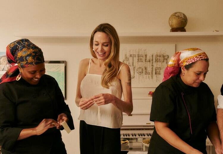 Chef venezolana enseña a Angelina Jolie a preparar una arepa