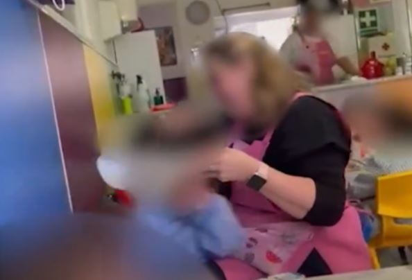 En España: Cuatro trabajadoras de una guardería maltrataban a los bebés y el repudiable hecho quedó grabado