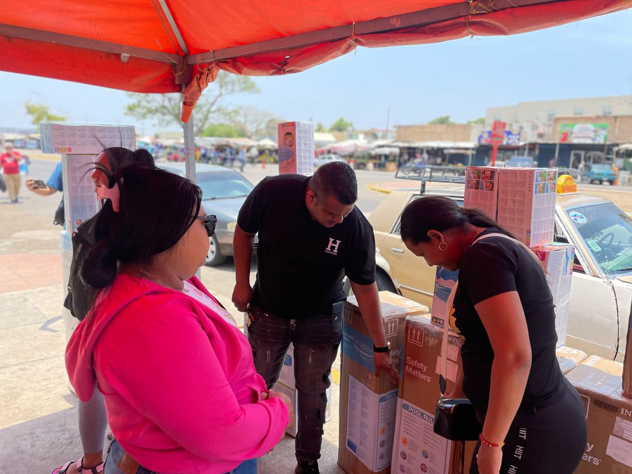 Comercio marabino y las ofertas para Semana Santa: Trajes de baños y piscinas plásticas a la orden del día