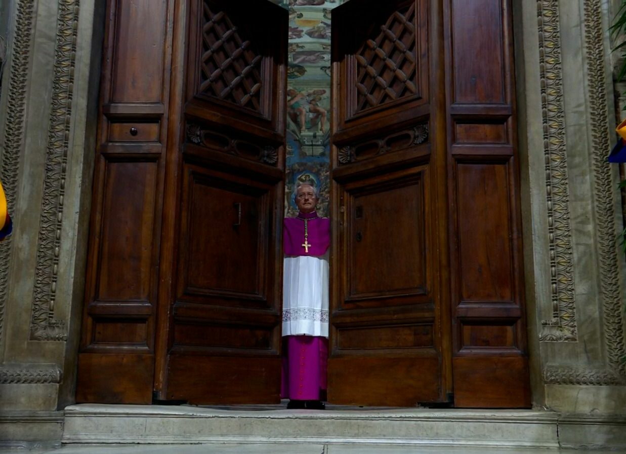 Cierran las puertas de la Capilla Sixtina para dar inicio al cónclave y elegir al nuevo Papa