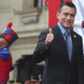 Presidente Noboa otorgó la nacionalidad ecuatoriana al cirujano venezolano Bernardo Uribe