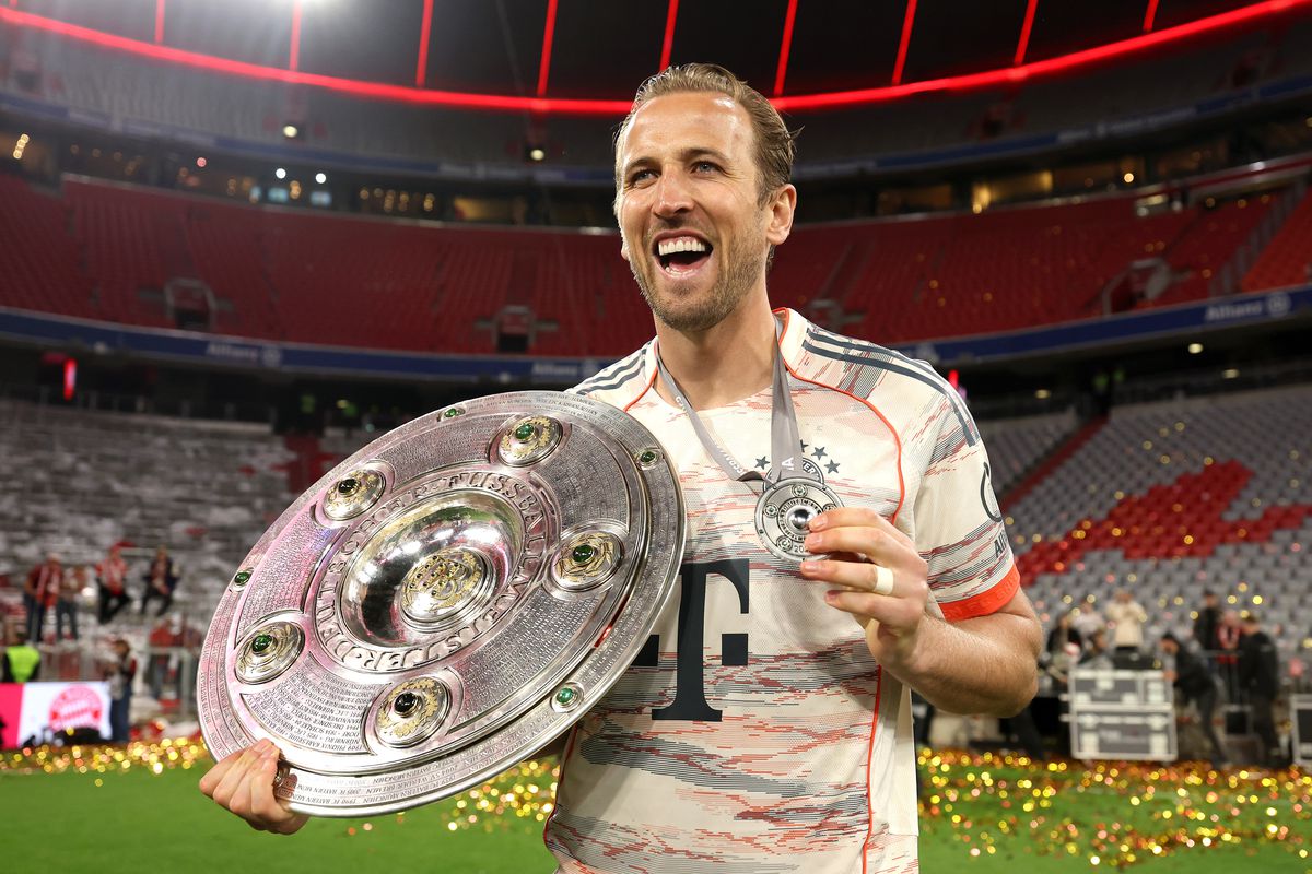 Harry Kane levantó su primer título profesional en la despedida de Thomas Müller