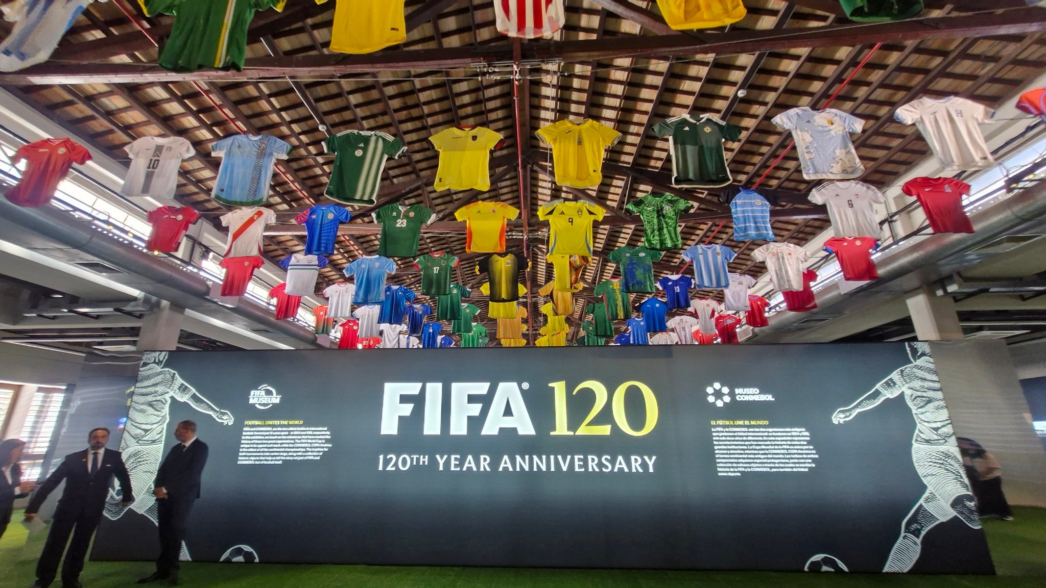 Fifa y Conmebol abren exposición en Paraguay que incluye la Copa Mundial y América