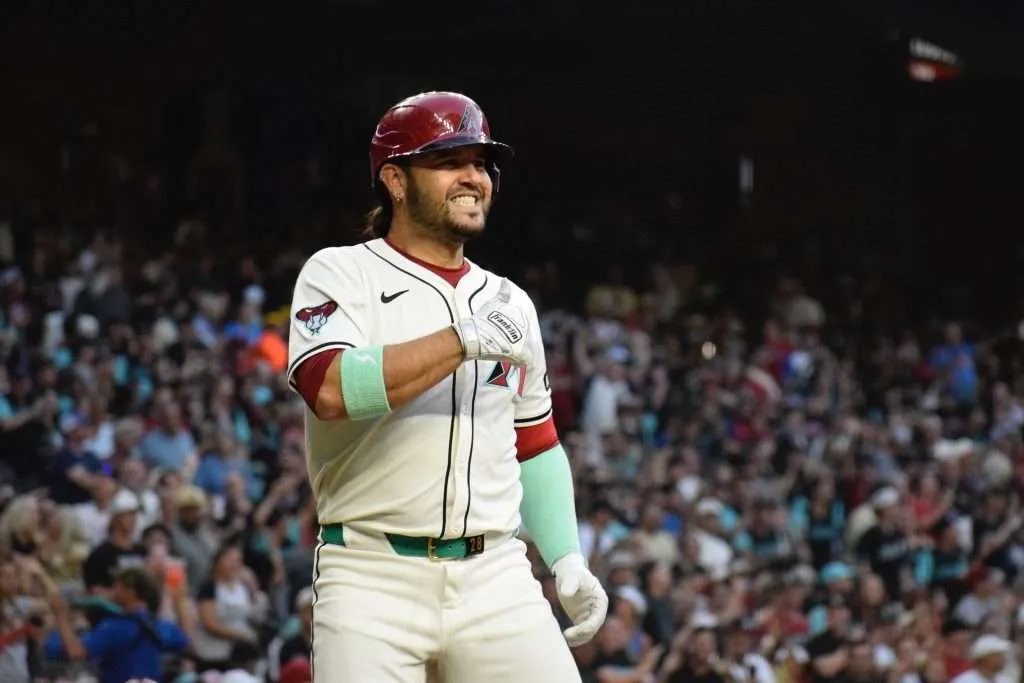 Eugenio Suárez llega a 289 jonrones de por vida y deja atrás a Bob Abreu