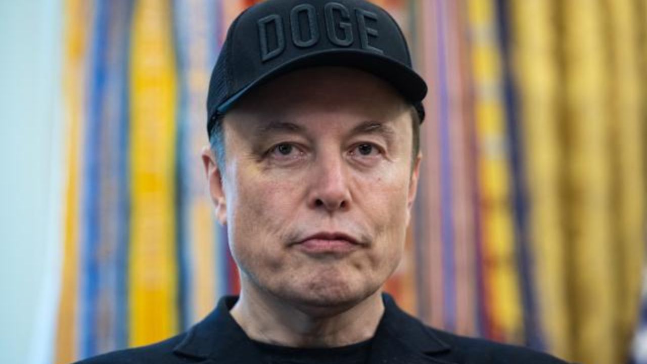 Elon Musk luce un moretón en el ojo en su despedida y lo atribuye a un puñetazo de su hijo X