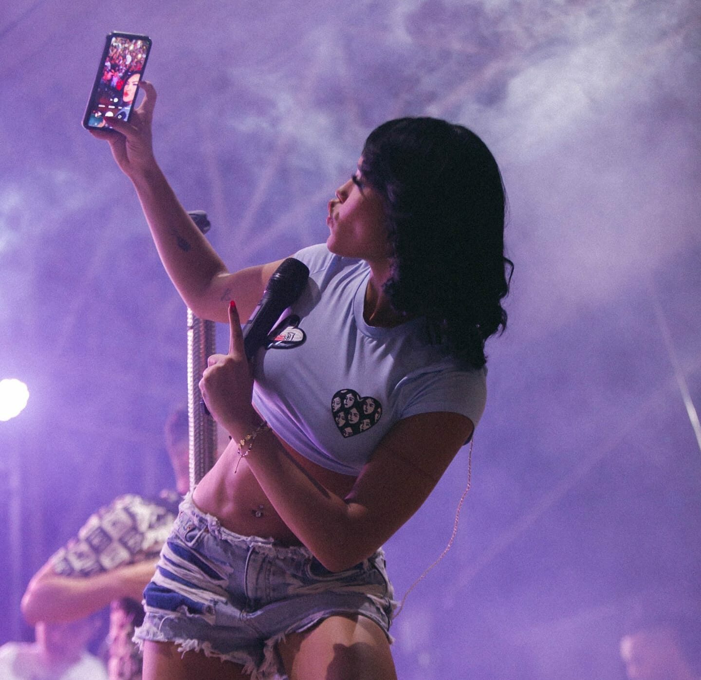 Bravísima Ana del Castillo paró el concierto para informar sobre el robo de su celular: 