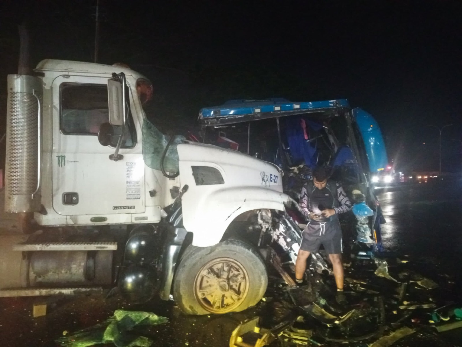 Al menos 21 heridos dejó colisión entre buseta llena de excursionistas y una gandola en Aragua