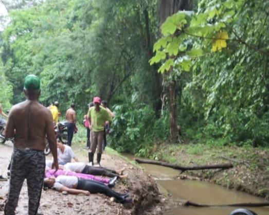 Mueren cuatro médicos y el conductor de una camioneta al caer a una zanja en una zona rural de Dibulla, Colombia