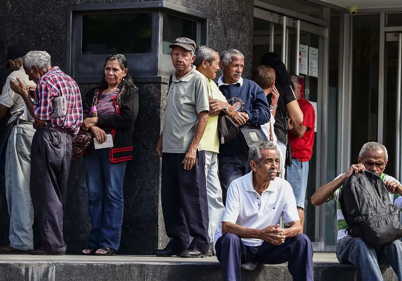 Pensionados del IVSS pueden solicitar cambio de banco para recibir sus pagos: Pasos a seguir