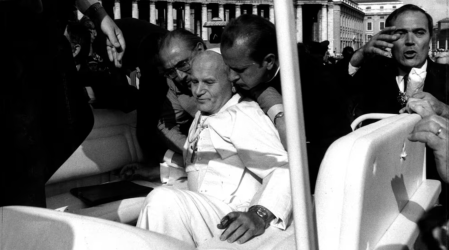 El suceso que conmocionó al mundo un 13 de mayo: El intento de asesinato a Juan Pablo II
