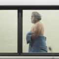Acosador de Jennifer Aniston se presenta semidesnudo en el juzgado
