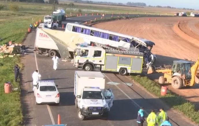 Nueve muertos y 10 heridos tras bestial choque entre un camión y un autobús en Brasil