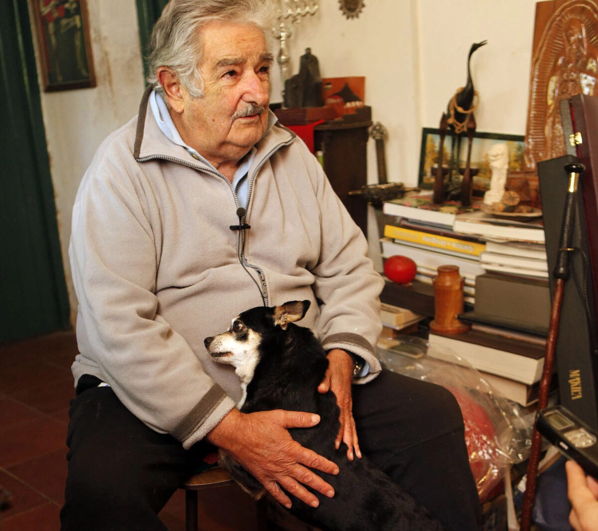 Mujica pidió ser enterrado en su casa de campo al lado de su perra Manuela