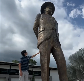 Josué Benjamín devela su estatua gigante de José Gregorio Hernández