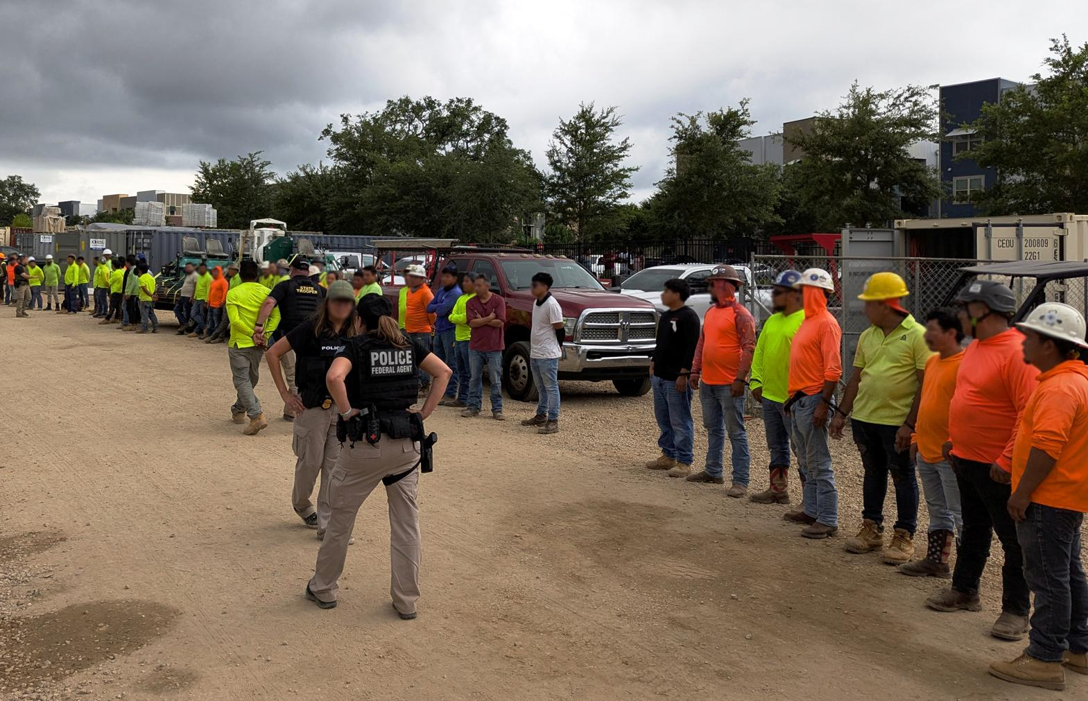 Arrestan a más de 100 migrantes en Florida