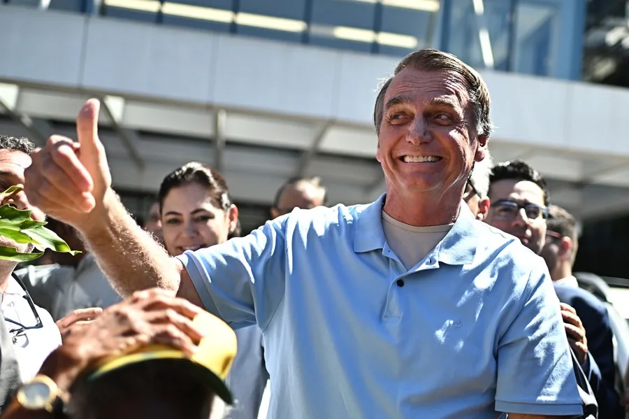 Bolsonaro recibió el alta médica luego de tres semanas de ser ingresado por una cirugía intestinal
