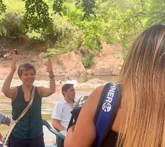Claudia López apareció bailando en el Festival Vallenato y disfrutó a orillas del río Guatapurí