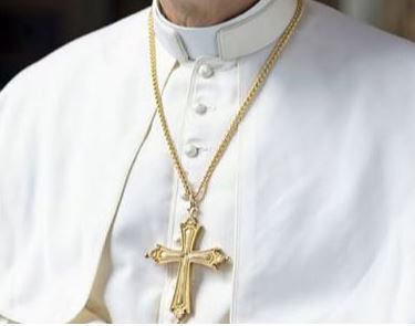 ¿Qué tiene la cruz relicario que lleva el papa León XIV?