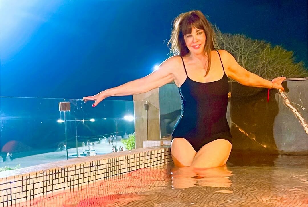 Setenta y poderosa: Mimí se roba la escena desde una alberca