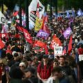 Trabajadores del mundo se manifiestan por derechos y piden justicia social: Francia se moviliza y exige