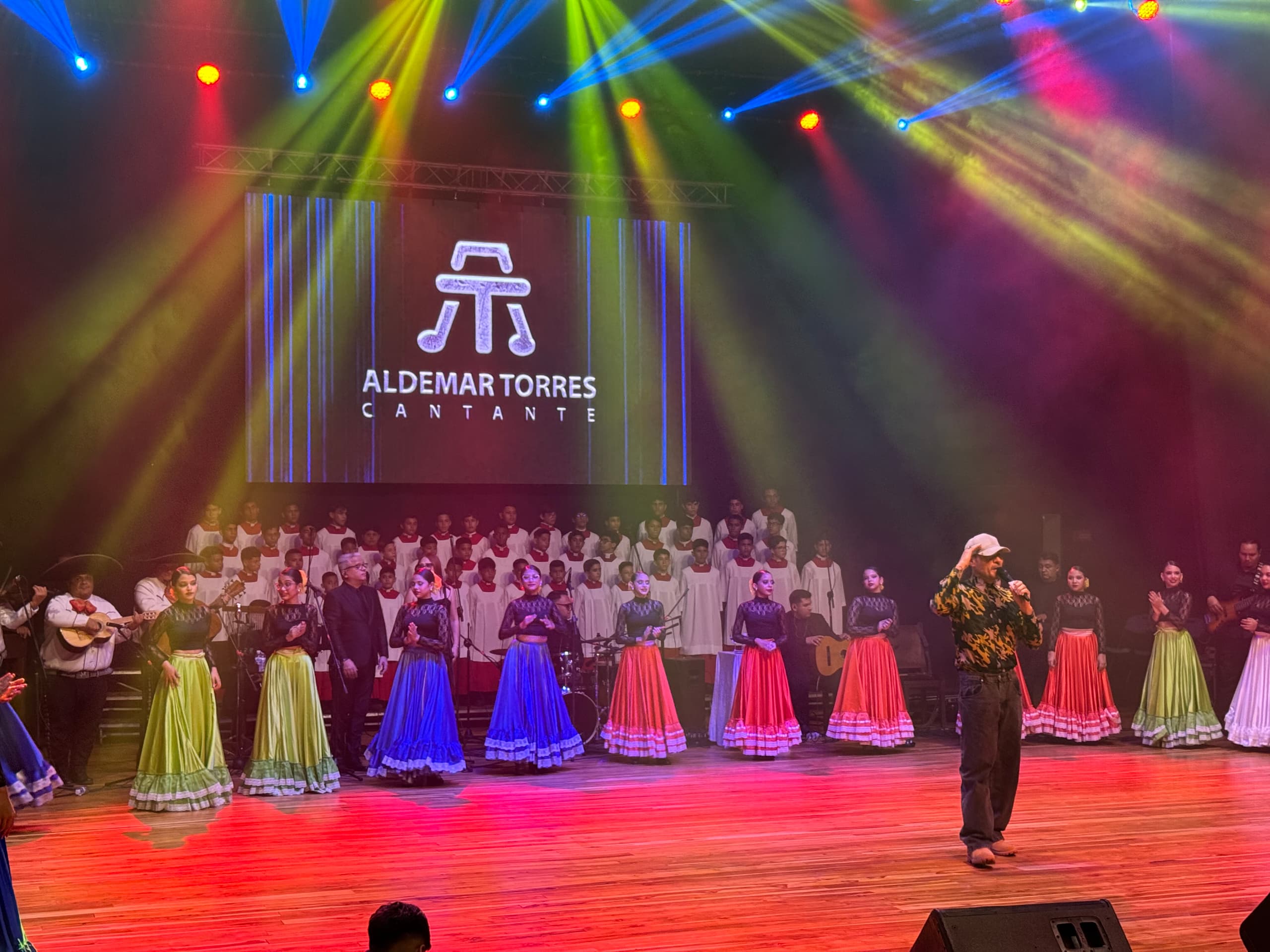A casa llena se celebró el Día de las Madres en el Teatro Escuela Niños Cantores