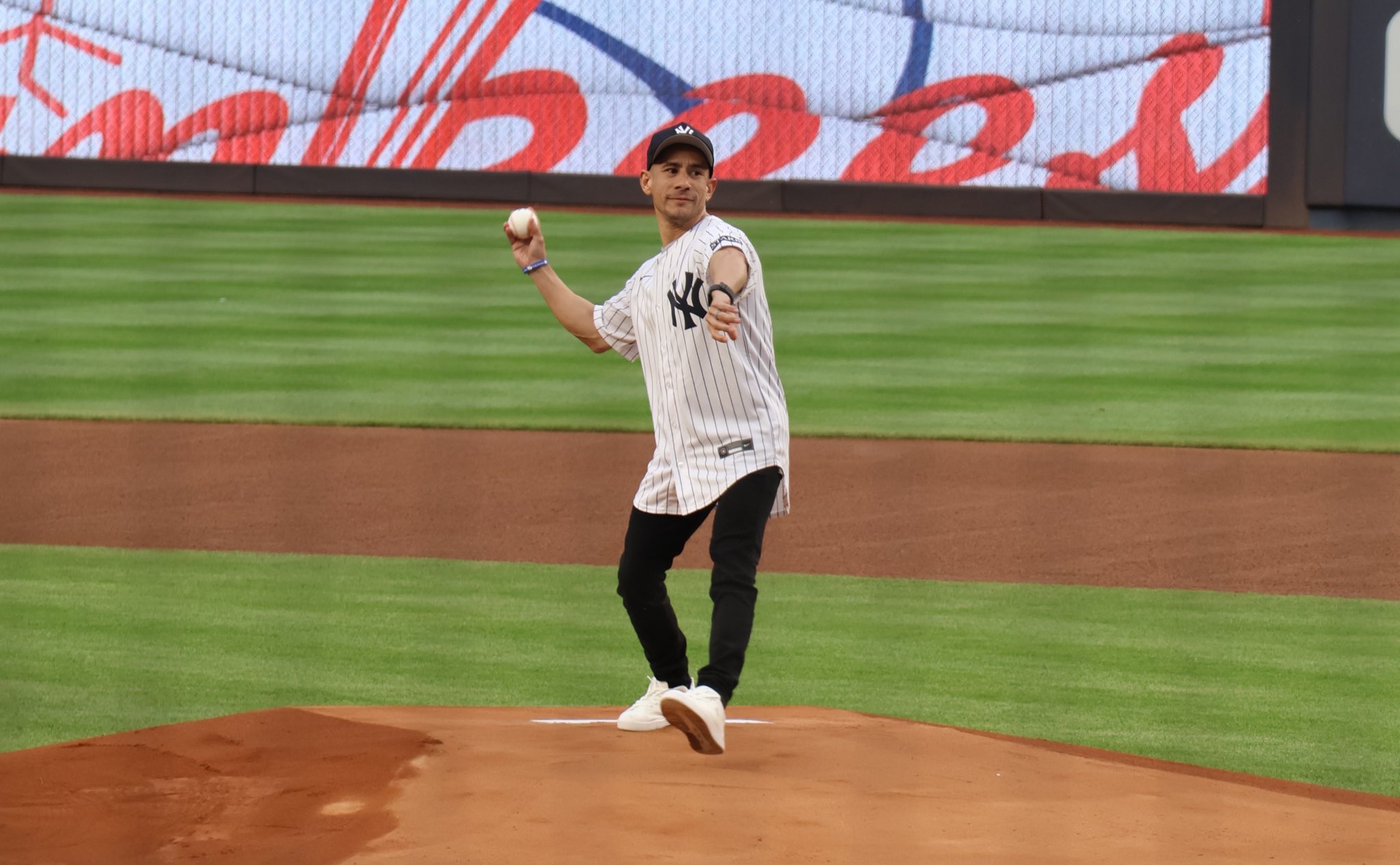 Junior Alvarado hizo el primer lanzamiento en el Yankee Stadium