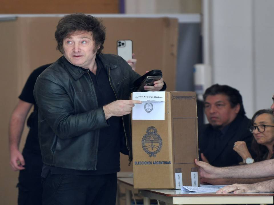 Milei vota en las elecciones legislativas de Buenos Aires