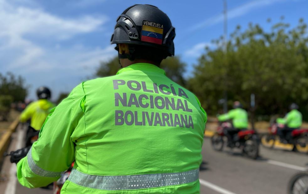 Detienen a dos PNB tras ser grabados consumiendo presuntas sustancias ilícitas en un punto de control