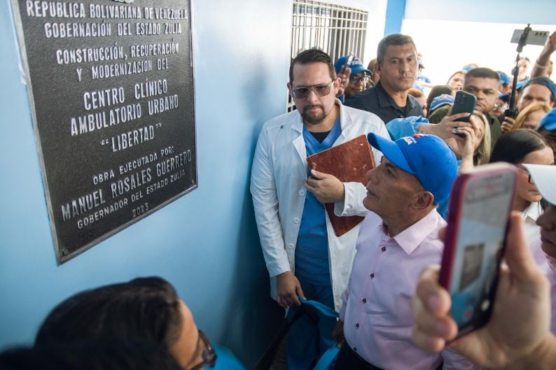 Rosales inaugura Centro Clínico Ambulatorio, vialidad y desarrolla programas sociales en Lagunillas