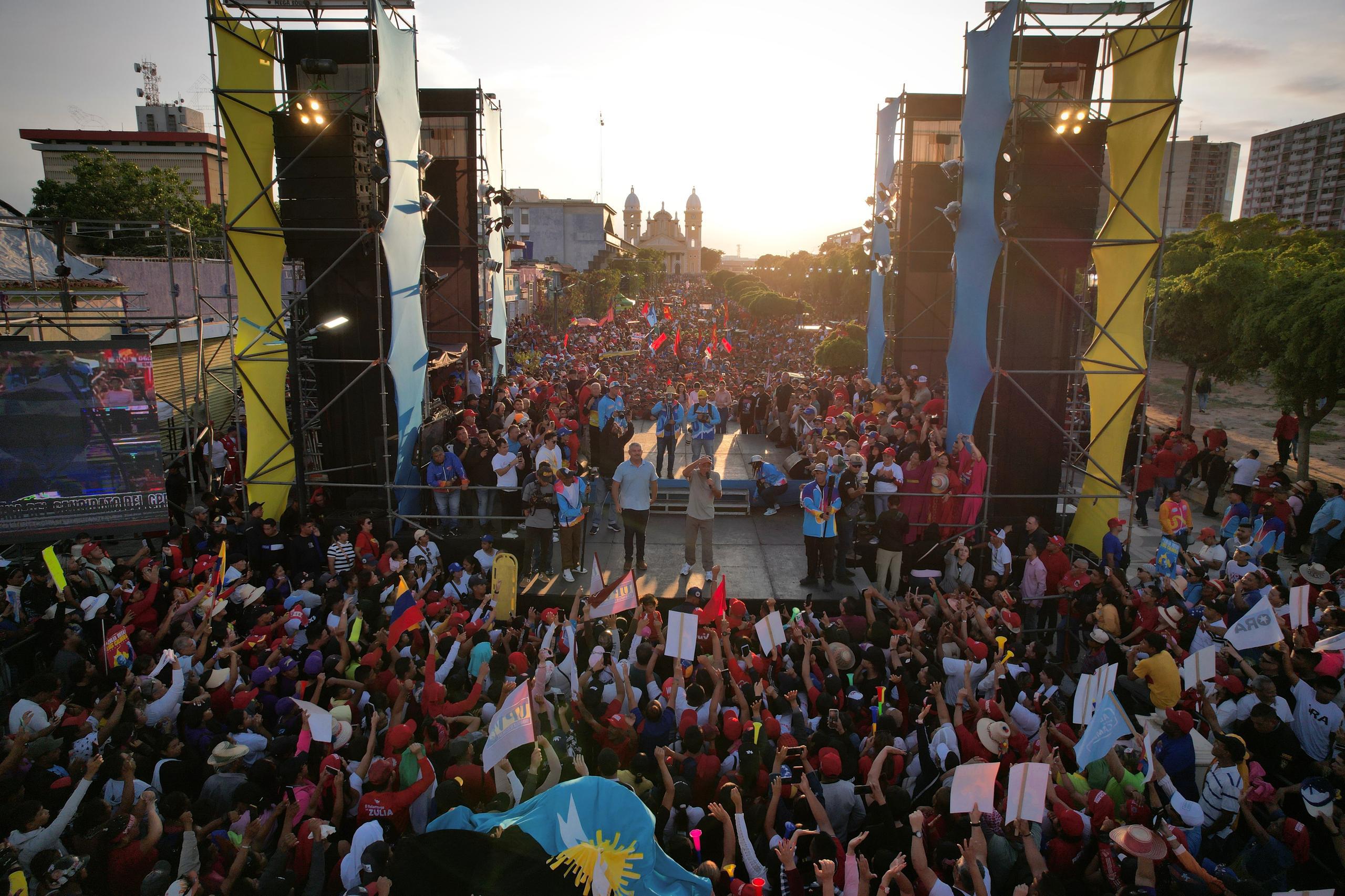 Multitudinario cierre de campaña de Luis Caldera en la calle derecha de Maracaibo