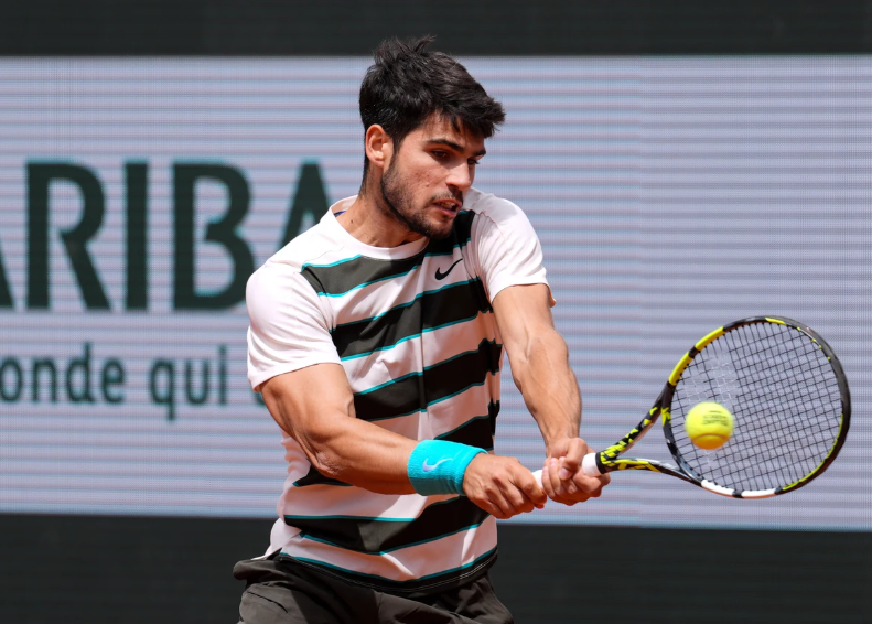 Alcaraz avanzó a tercera ronda en Roland Garros tras vencer a Marozsan